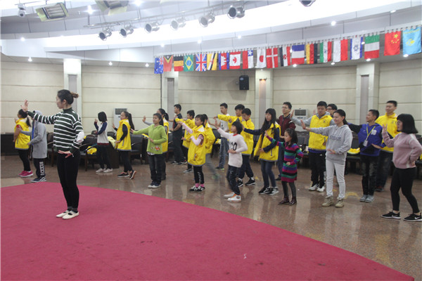 民族舞蹈课.jpg 民族舞蹈课.jpg