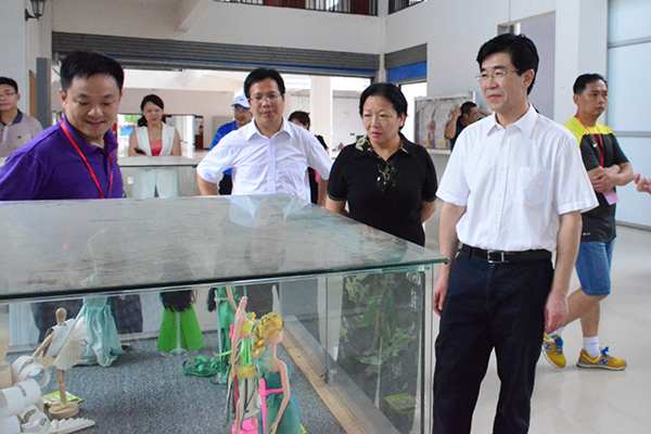 白志繁一行参观我校设计学院