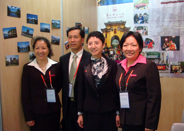 中国教育展代表团团长、国家留学基金委秘书长刘京辉（右二）参观我校展台