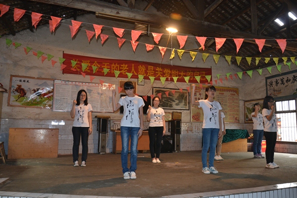 同学们在表演手语表演