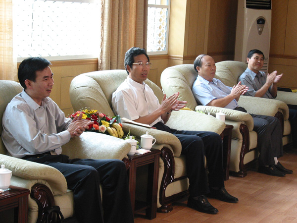 9月9日上午，桂林市委书记莫永清一行来到我校，向全校教师员工送来了教师节的亲切慰问和良好祝愿。期间，莫
