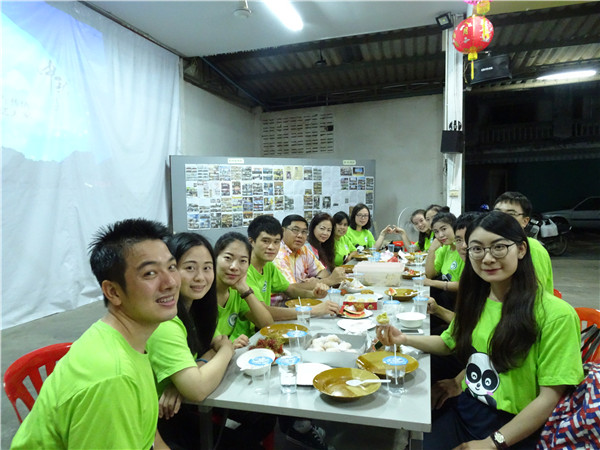 孔院教师与当地华人华侨一同品尝中秋节美食