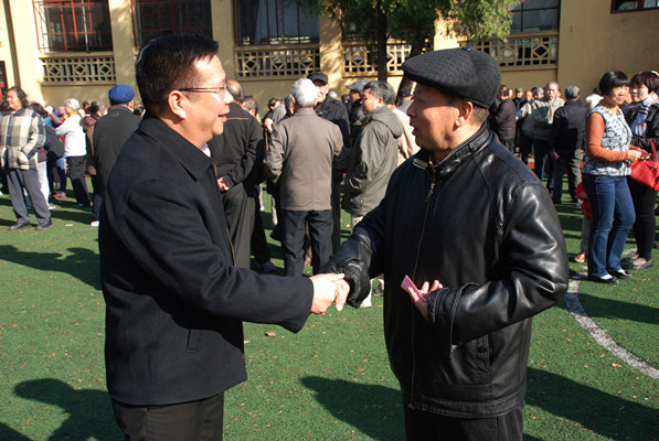 覃卫国副校长与老同志交流