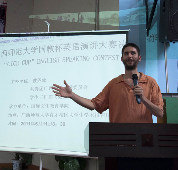 外教评委老师对大赛进行点评