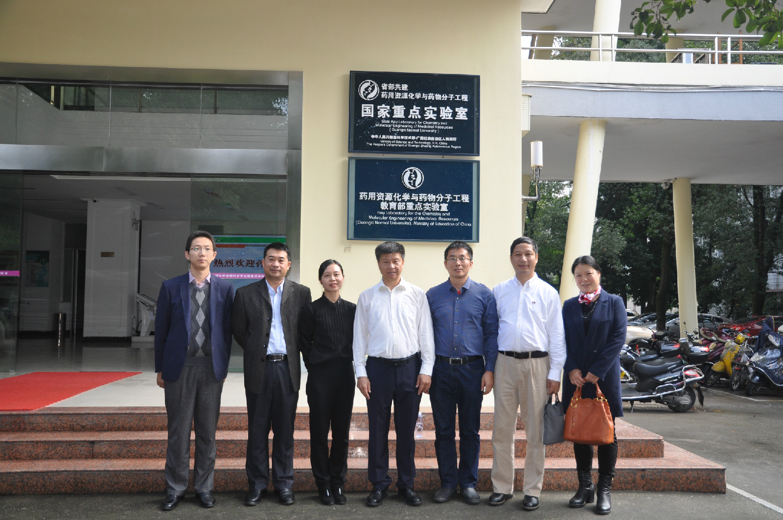 孙世刚院士与学院领导、老师合影.JPG 孙世刚院士与学院领导、老师合影.JPG