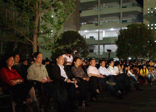 学校领导和相关部门负责人与雁山校区师生代表共同观看了演出。