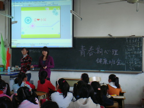 项目志愿者在育才小学开展心理辅导活动
