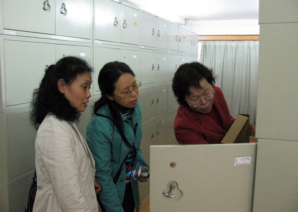 贵州大学档案馆干部在实地考察我校的档案设施。