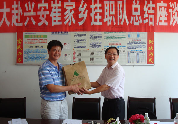 唐副书记向实践单位赠送书籍。