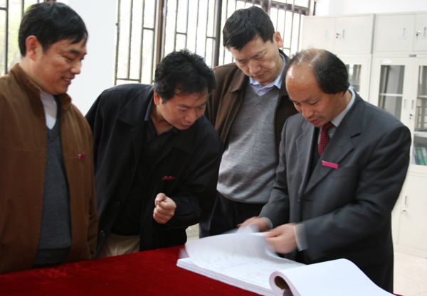 易忠副校长在查阅评建资料。