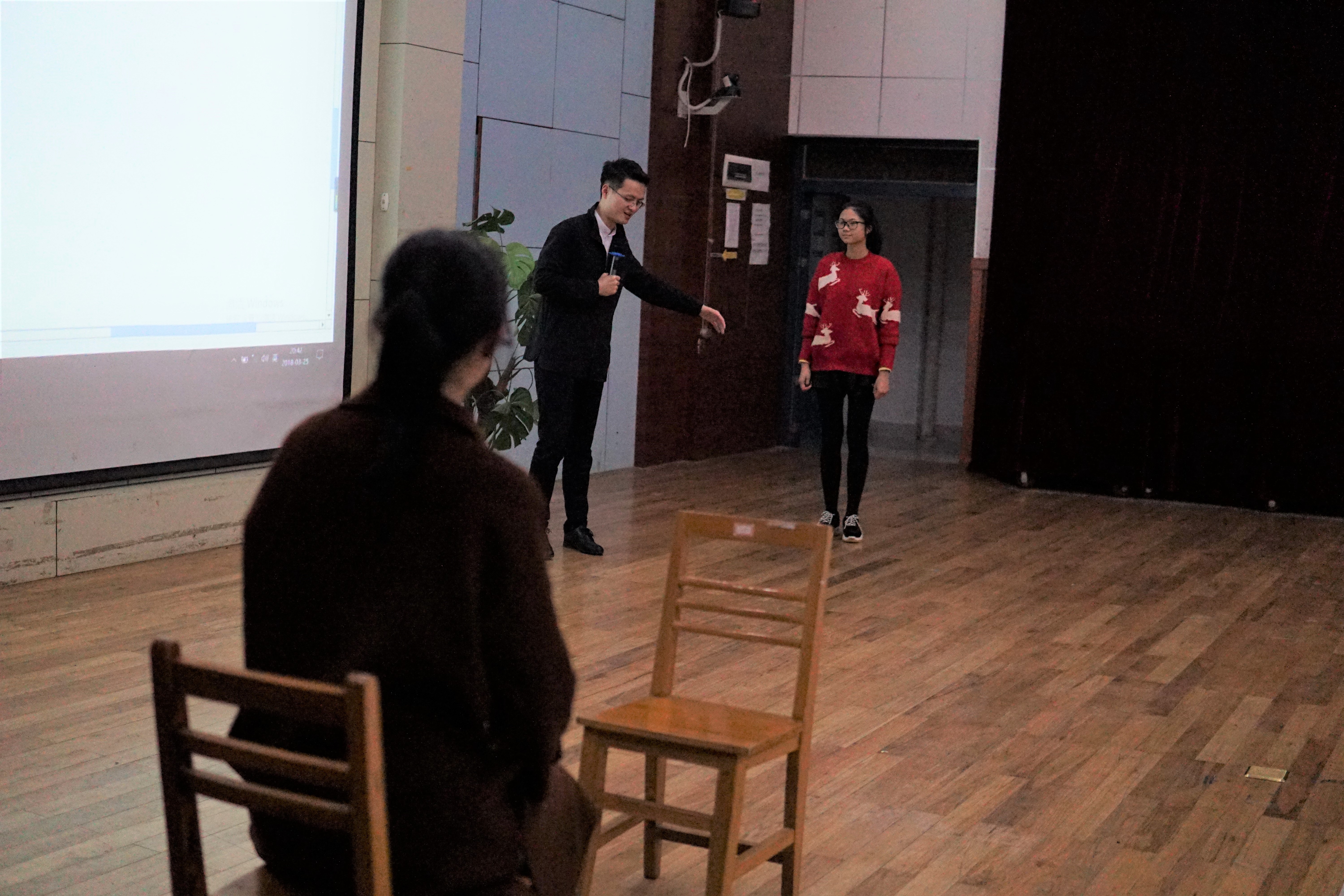 潘晗讲师邀请同学上台互动.JPG