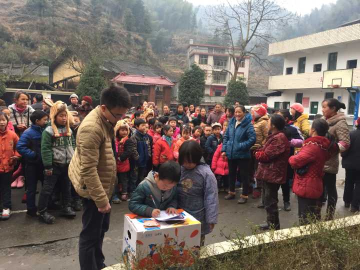 学生签名领取爱心物品