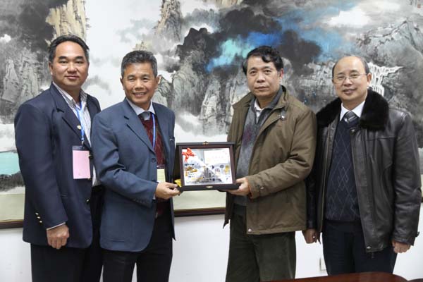 蔡昌卓副校长、广西教育厅国际交流与合作处杨林处长(右二)与大马国际高教咨询中心负责人合影留念