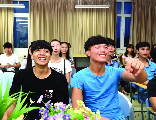 9日晚上在广西师大育才校区，参加演出的同学正在观看节目。记者滕嘉　摄