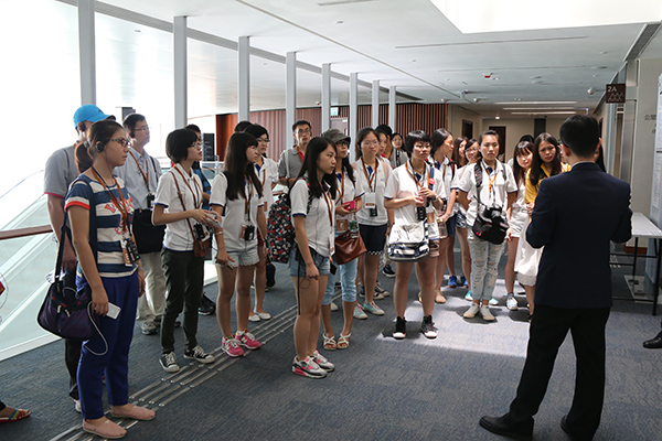 交流团的师生们参观香港立法会