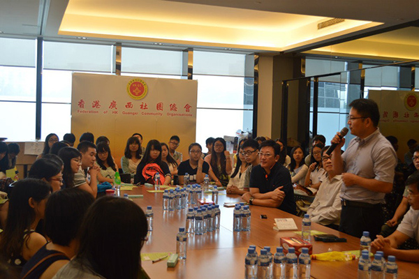 交流团的师生们与香港广西青年联合会主席钟易民先生进行交流
