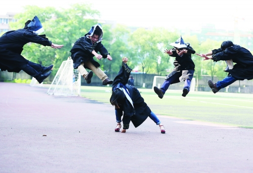 广西师范大学育才校区，几个身穿学士服的男生甘愿做起配角，在一位“侠女”的重拳下，纷纷飞起倒地，演绎一场校园版的“武林争霸”。