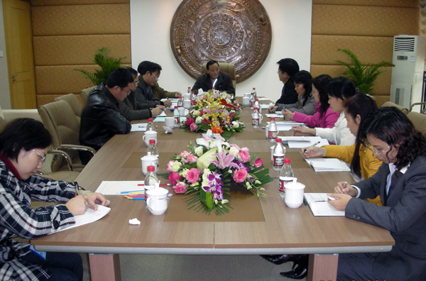 吴晓鸣研究员与教学管理人员座谈。