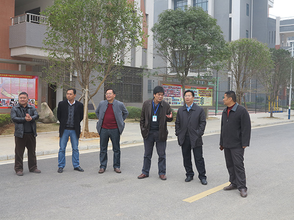覃卫国副校长在相关负责人陪同下实地检查校园安全文明情况