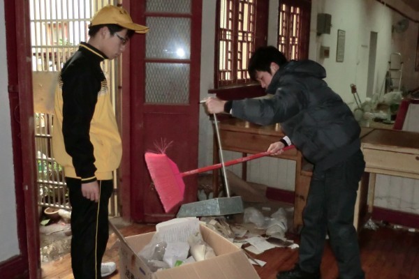 文旅学院学生义务打扫图书馆馆室