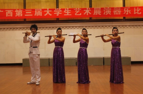 器乐演奏之竹笛四重奏《侗乡行》（校大学生记者团 王小                    </div></div>
                                <!--新闻内容结束-->

                                <div class=