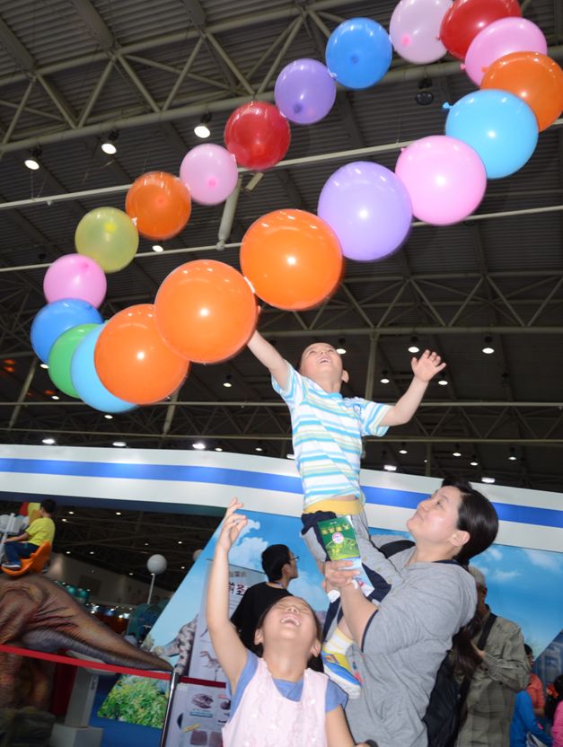 观众体验科学探究的火爆场面