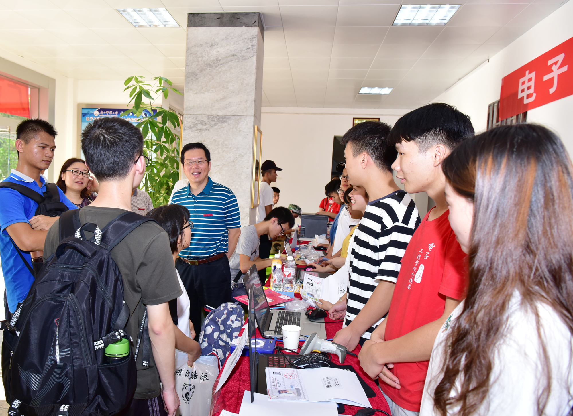 贺祖斌校长在电子工程学院看望新生9.jpg