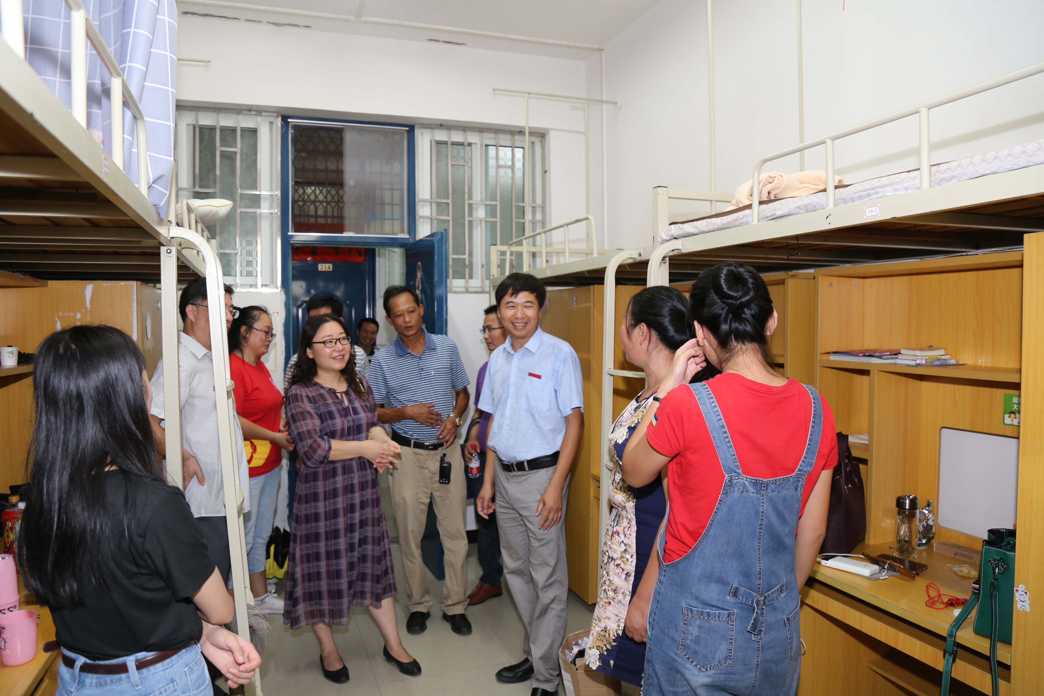黄文韬副校长到宿舍看望新生.JPG