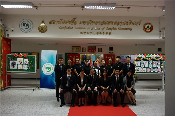 2 代表团与泰国宋卡王子大学孔子学院中方院长及工作人员合影.jpg 2 代表团与泰国宋卡王子大学孔子学院中方院长及工作人员合影.jpg
