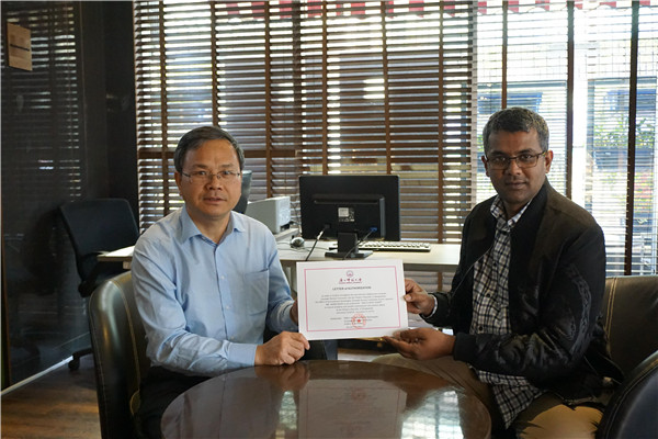 7 苏桂发副校长向孟加拉国校友李文斌颁发留学生招生代理授权书.jpg 7 苏桂发副校长向孟加拉国校友李文斌颁发留学生招生代理授权书.jpg