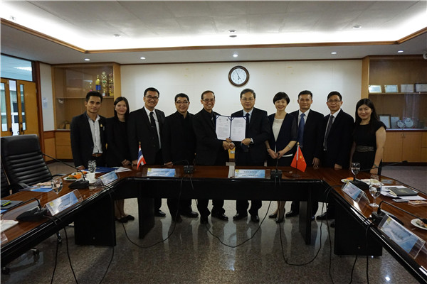 3 苏桂发副校长代表学校与泰国庄棚皇家大学签署合作协议.jpg 3 苏桂发副校长代表学校与泰国庄棚皇家大学签署合作协议.jpg