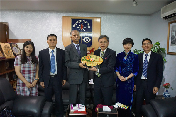 6 达卡大学校长阿列芬•西迪基教授接待我校访问团.jpg 6 达卡大学校长阿列芬•西迪基教授接待我校访问团.jpg