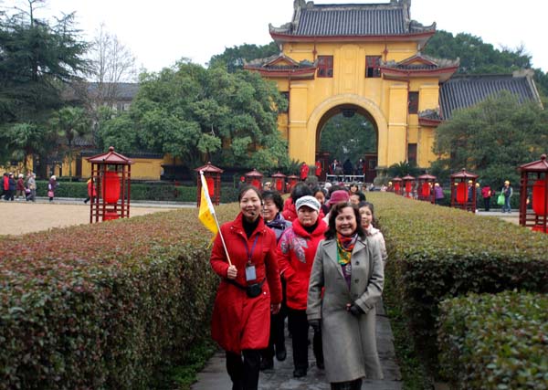 离退休女教工兴致勃勃地前往参观承运殿(离退处供图)