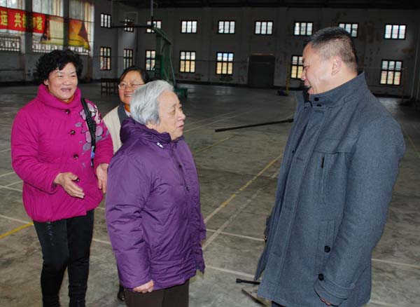 王源平副书记与退休女教工亲切交谈(离退处供图)