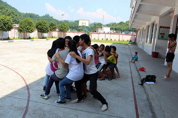 青马小分队的成员与小朋友一起做游戏