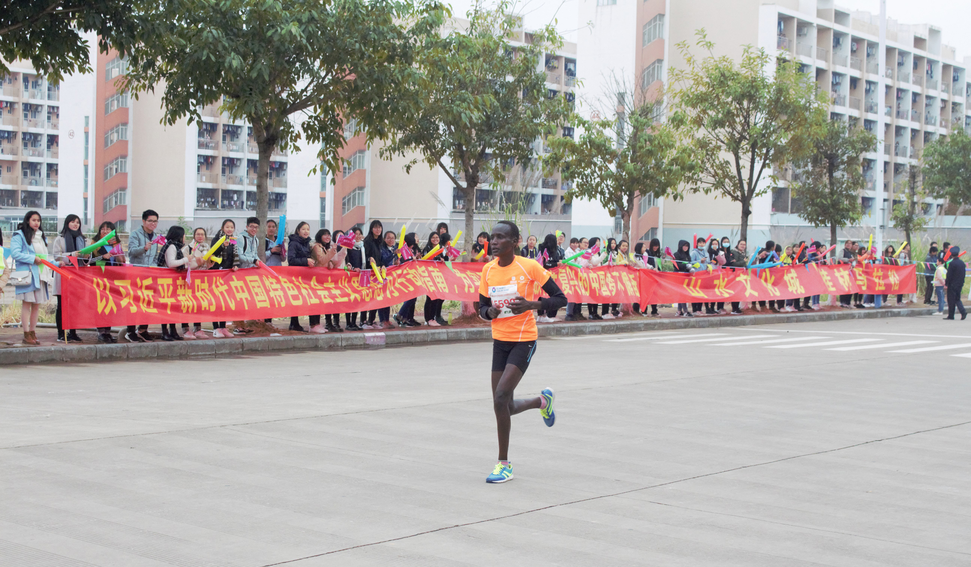 我校同学横幅欢呼助力马拉松运动员(大学生通讯社李梦瑞摄)9.jpg 我校同学横幅欢呼助力马拉松运动员(大学生通讯社李梦瑞摄)9.jpg