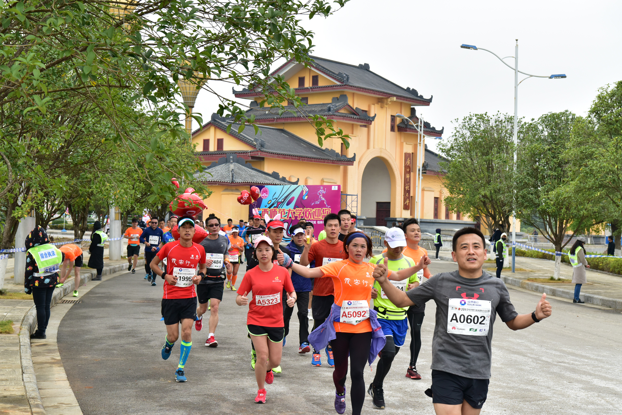 运动员经过学校大门29DSC_4108.jpg 运动员经过学校大门29DSC_4108.jpg