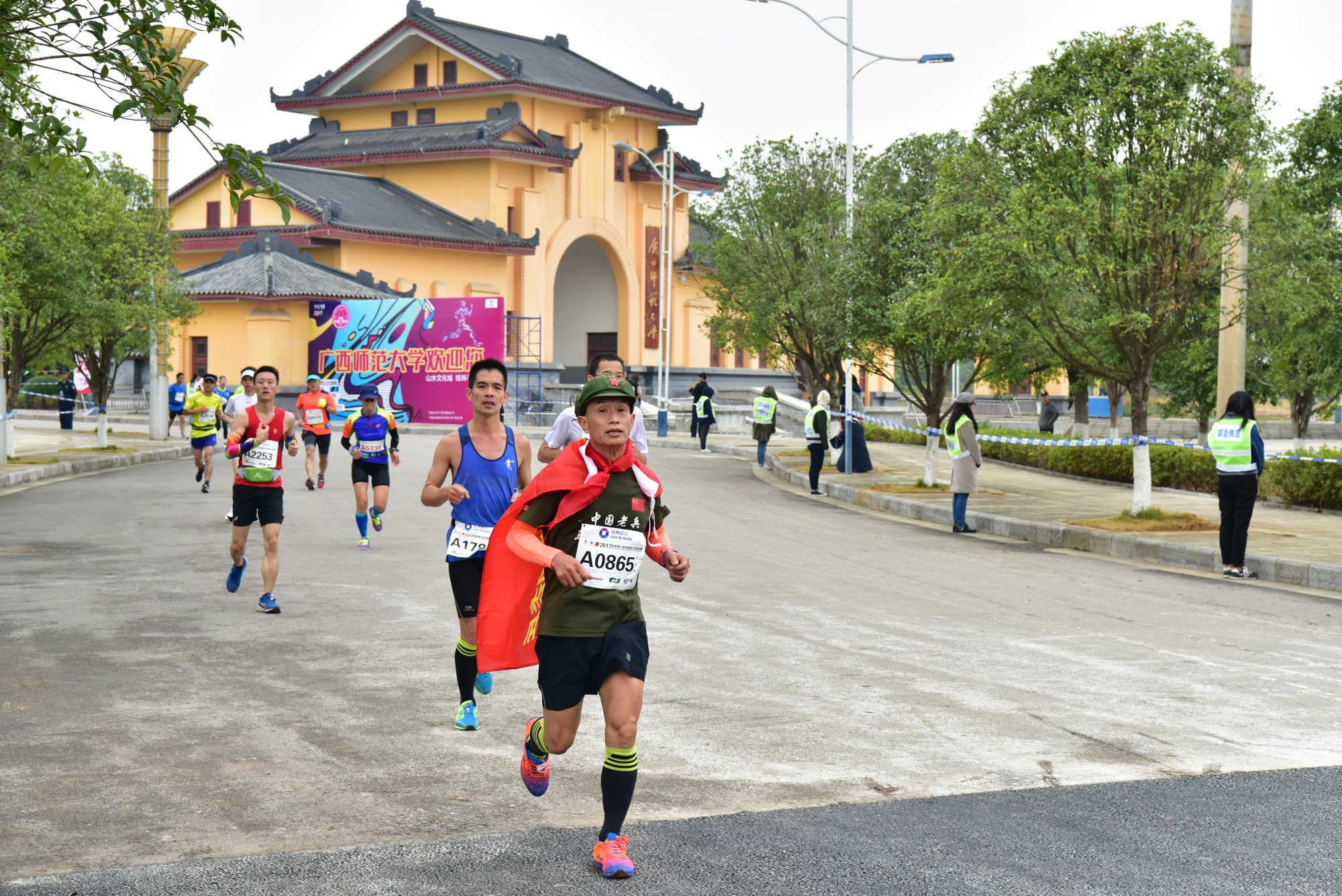 运动员经过学校大门9.jpg 运动员经过学校大门9.jpg