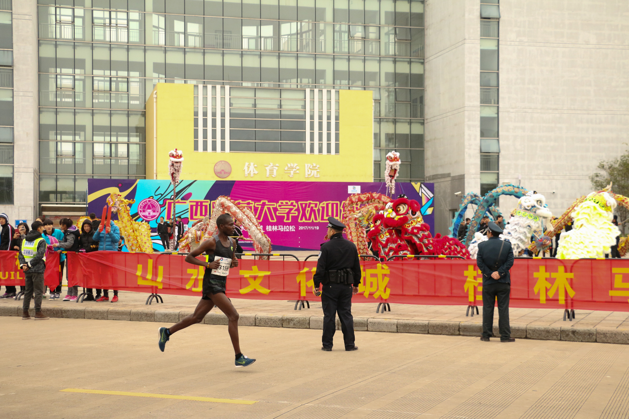 运动员路过舞狮现场2(大学生通讯社罗丽婷摄)9.jpg 运动员路过舞狮现场2(大学生通讯社罗丽婷摄)9.jpg