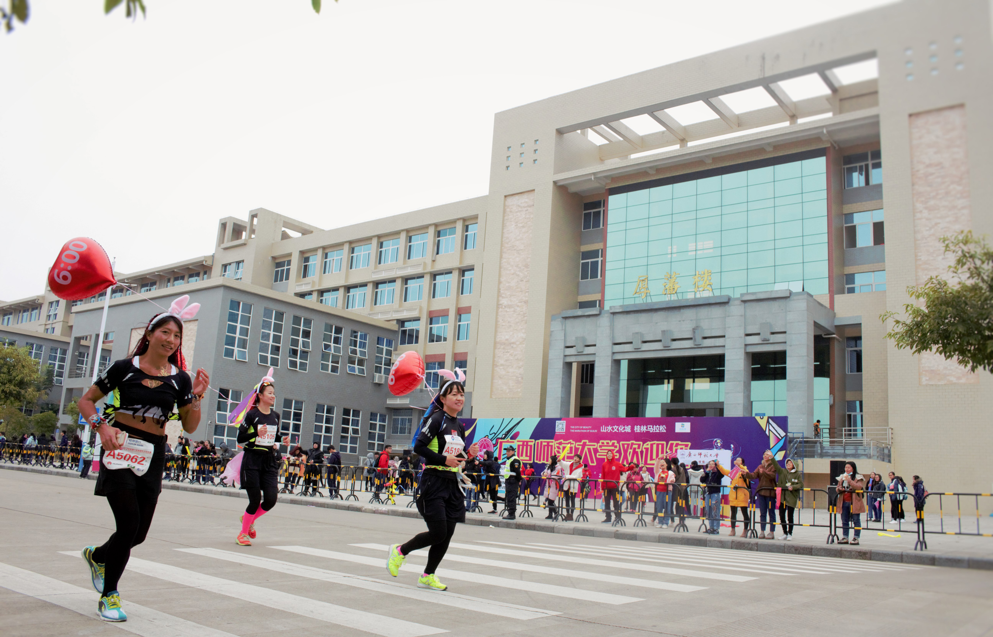 马拉松兔女郎运动员经过我校厚潘楼(大学生通讯社李梦瑞摄)9.jpg 马拉松兔女郎运动员经过我校厚潘楼(大学生通讯社李梦瑞摄)9.jpg