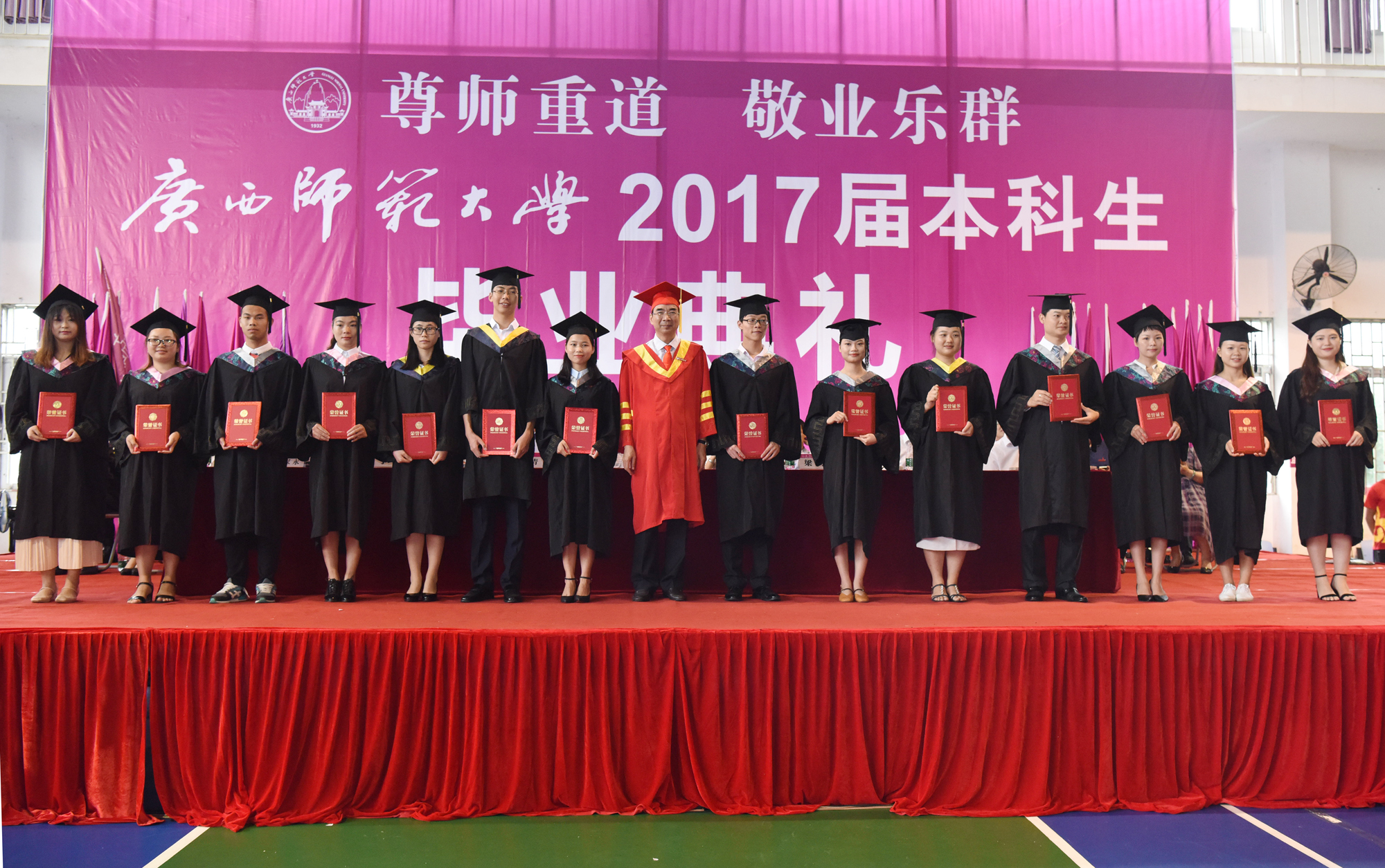毕业生代表合影1.jpg