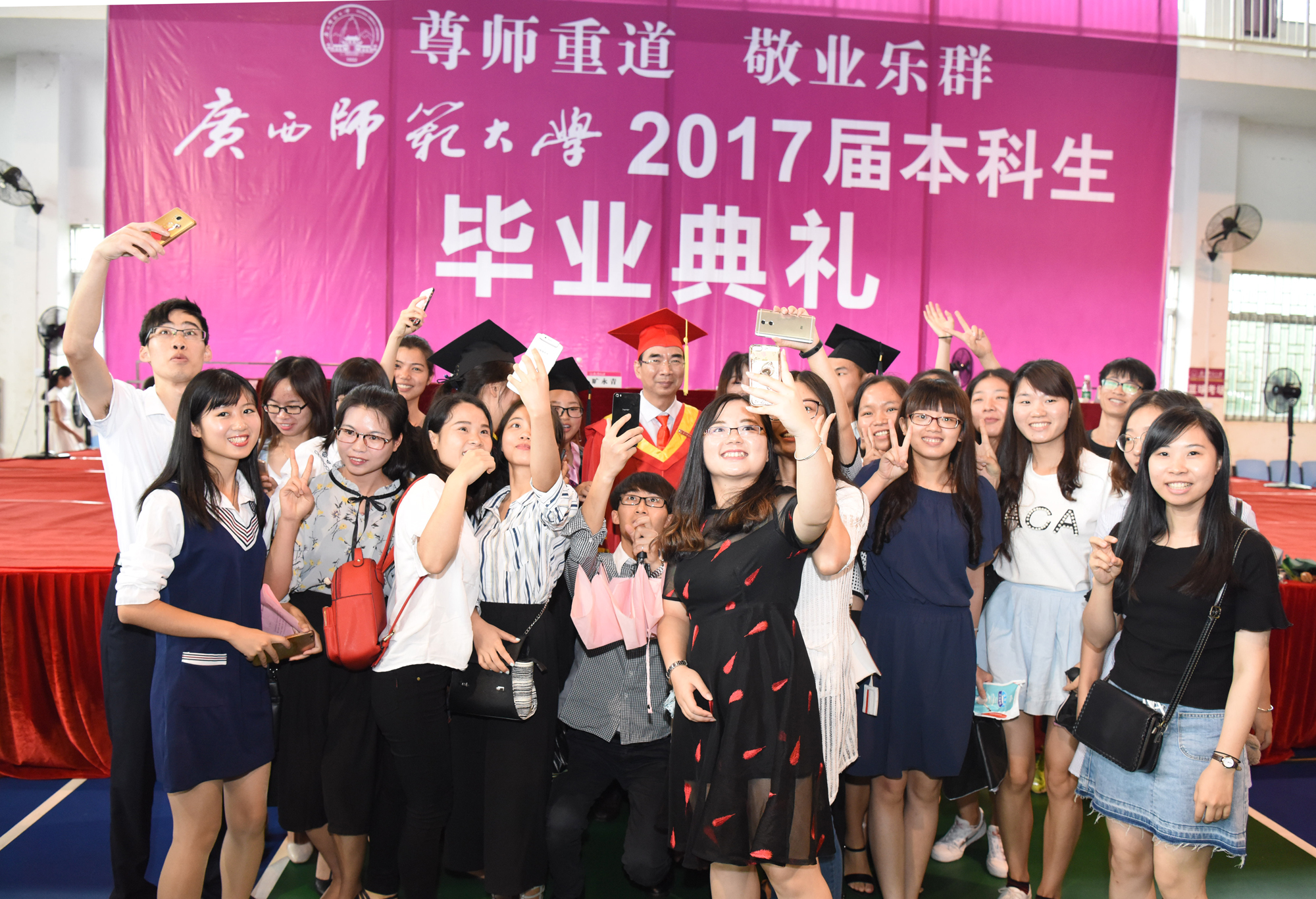 毕业生纷纷与校长合影.jpg