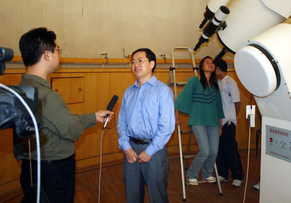 校党委副书记唐仁郭亲临观看现场询问开放情况，并接受前来报道观测事件的媒体的采访。
