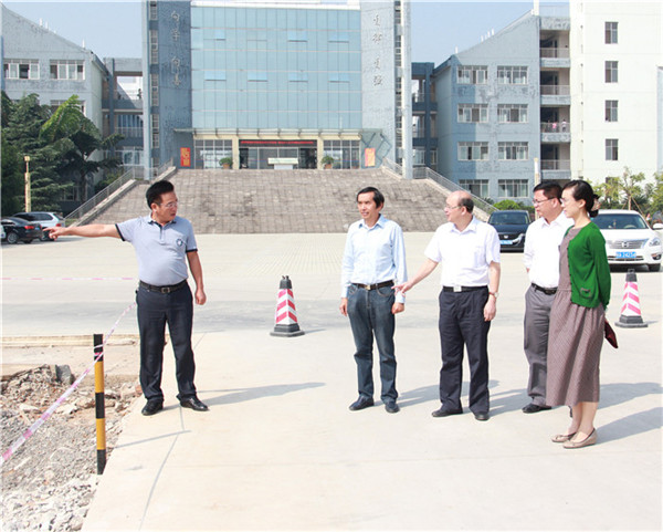 蔡昌卓副厅长实地考察漓江学院东大门