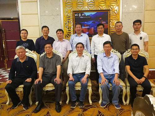 E:/7、新闻通讯/看望梧州、贺州企业家校友/3.jpg