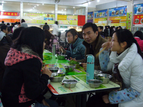 梁宏校长与学生共进午餐，了解食堂菜品供应和服务情况