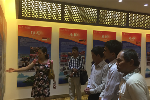 柬埔寨经济文化交流代表团参观我校“走进东盟”展厅