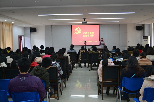 比赛现场气氛热烈