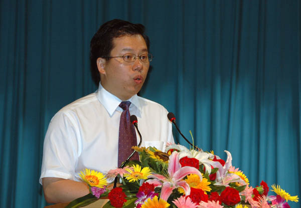 副校长、漓江学院院长贺祖斌在会上作工作报告。