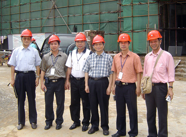 在考察雁山校区建设工地时合影。